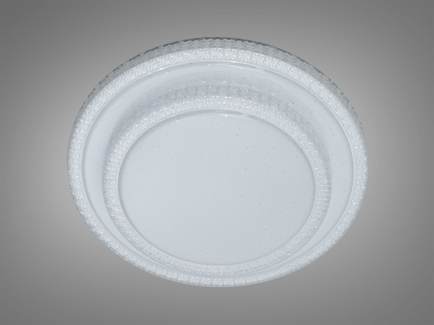 Вид знизу на стельову люстру з геометричним візерунком, що додає елегантності простору.