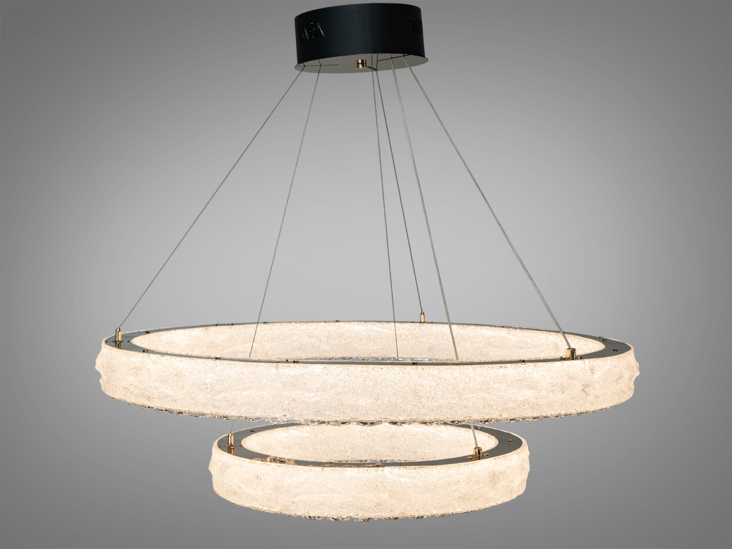 Люстра з двома кільцями, виконана в мінімалістичному стилі, забезпечує м′яке освітлення для вітальні або спальні.