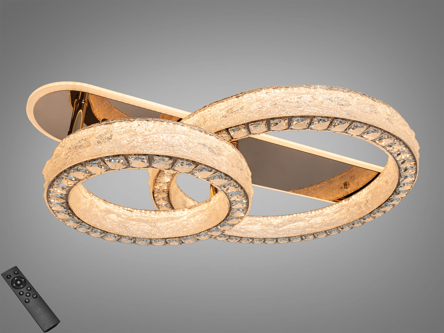 Стельовий світильник з двома акриловими кільцями, прикрашеними знизу кристалами, з пультом дистанційного керування для регулювання яскравості.
