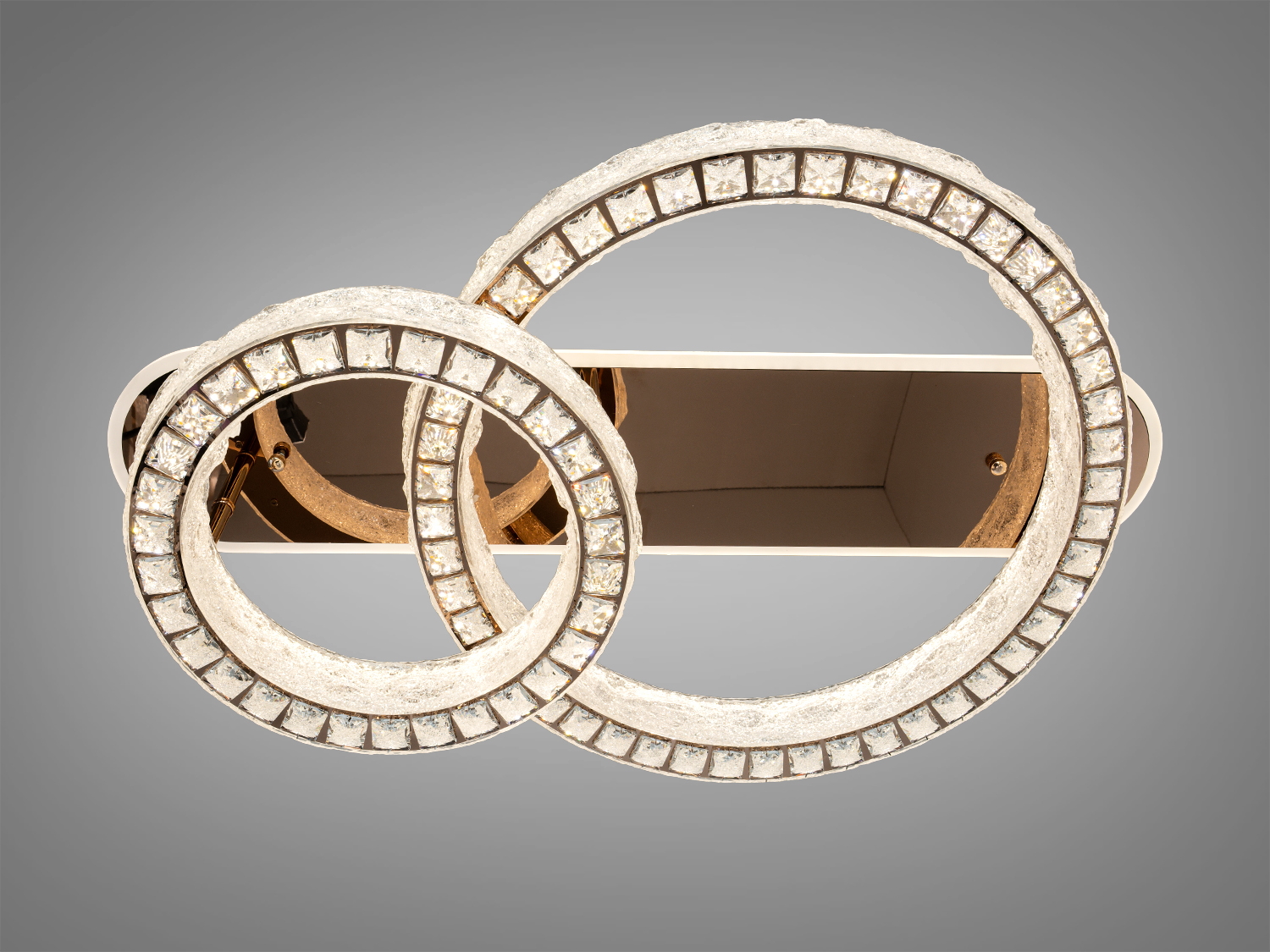 Декоративний світильник з двома акриловими кільцями, знизу оздобленими кристалами, підходить для монтажу на стелі.