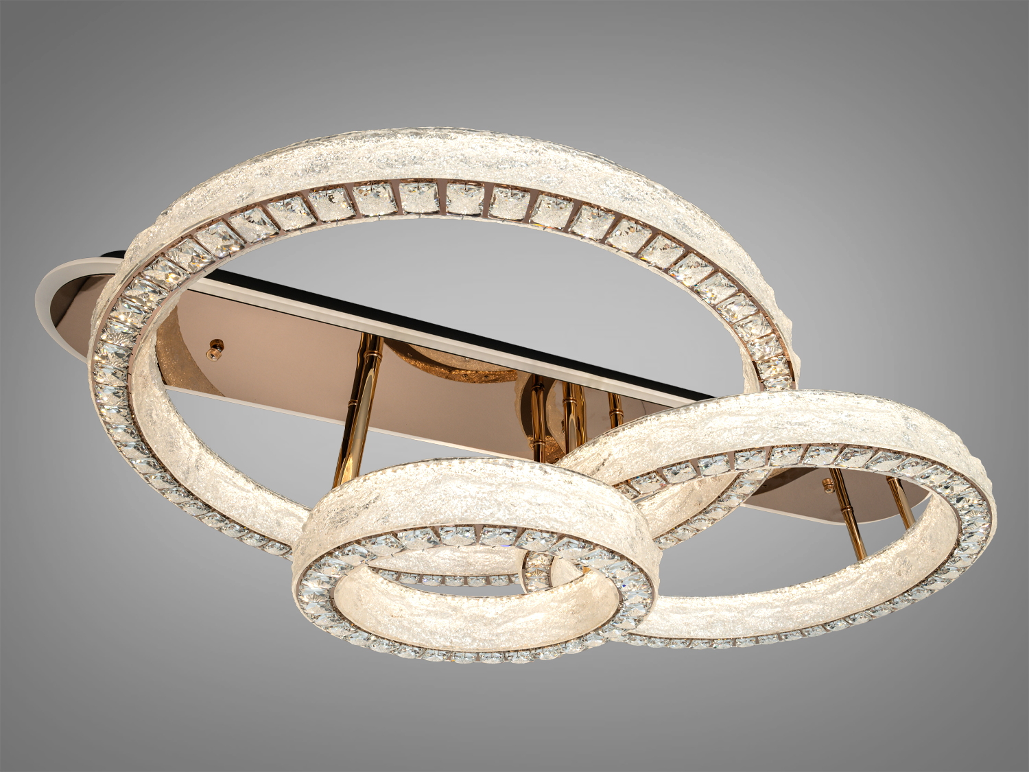 Декоративний світильник з трьома акриловими кільцями, прикрашеними знизу кристалами, для стельового монтажу, з можливістю дистанційного керування.