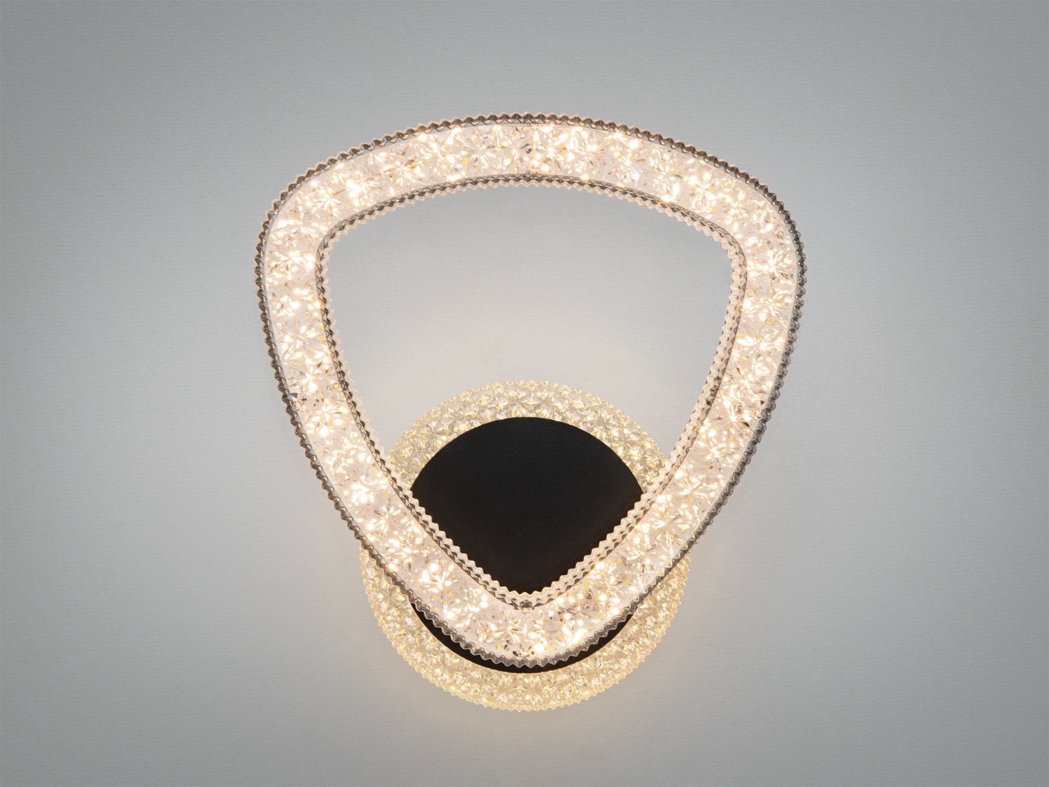 Світильник з кристалами, трикутна форма, настінний монтаж, підходить для вітальні, створює ефектний світловий акцент.