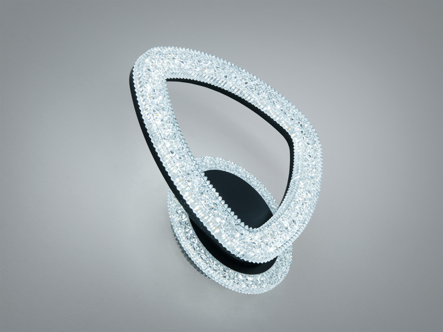 Декоративний світильник з кристалами, трикутна форма, для настінного монтажу, підходить для спальні, забезпечує затишне освітлення.