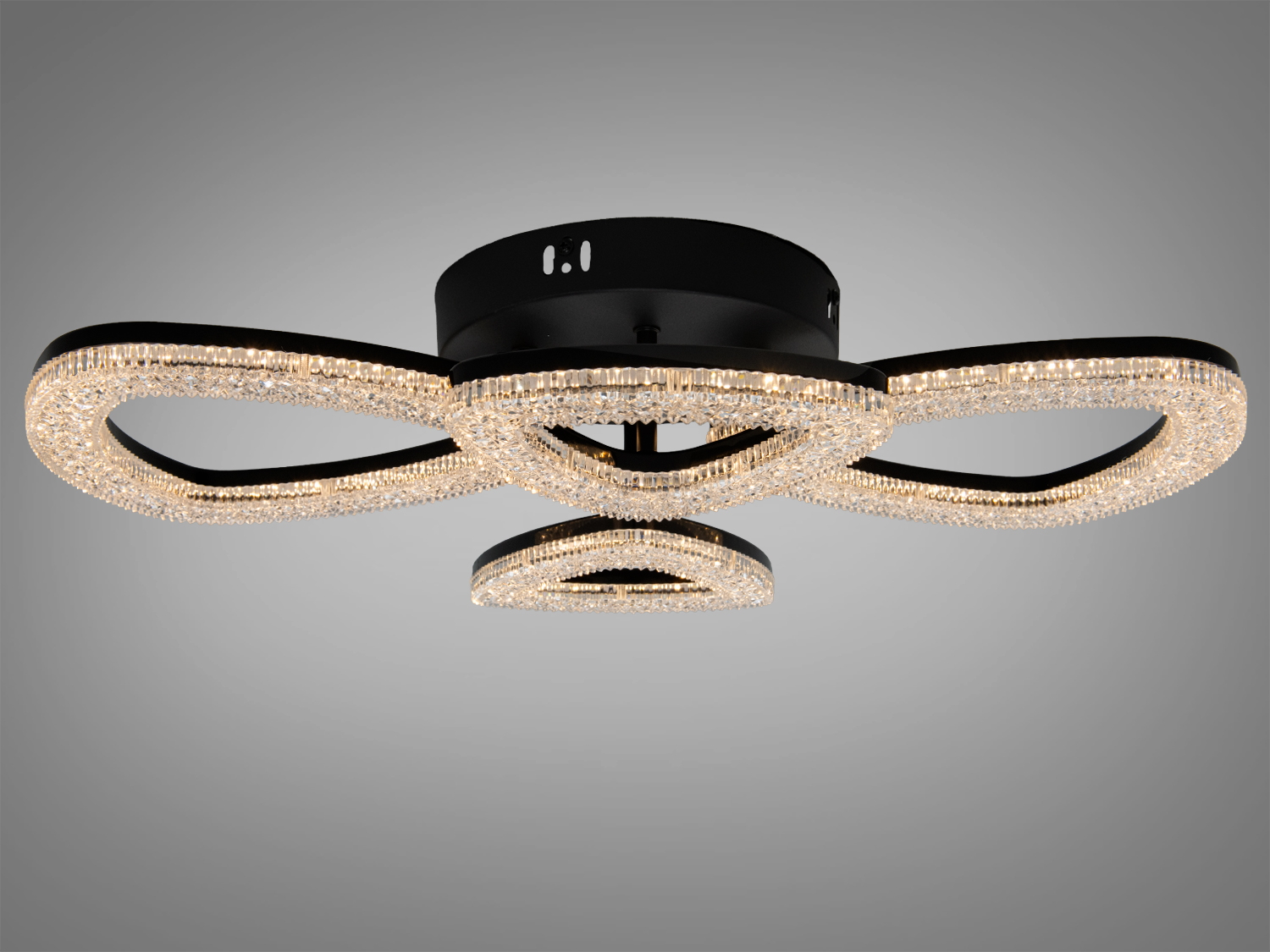 Світильник з трикутними елементами, що мають кристалічну обробку, на чорній основі. Ідеальний для стельового монтажу.