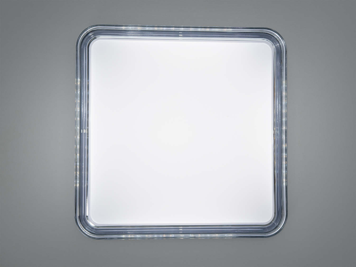 Кругла стельова лампа з матовим покриттям та прозорим обідком, що підходить для сучасних інтер′єрів.