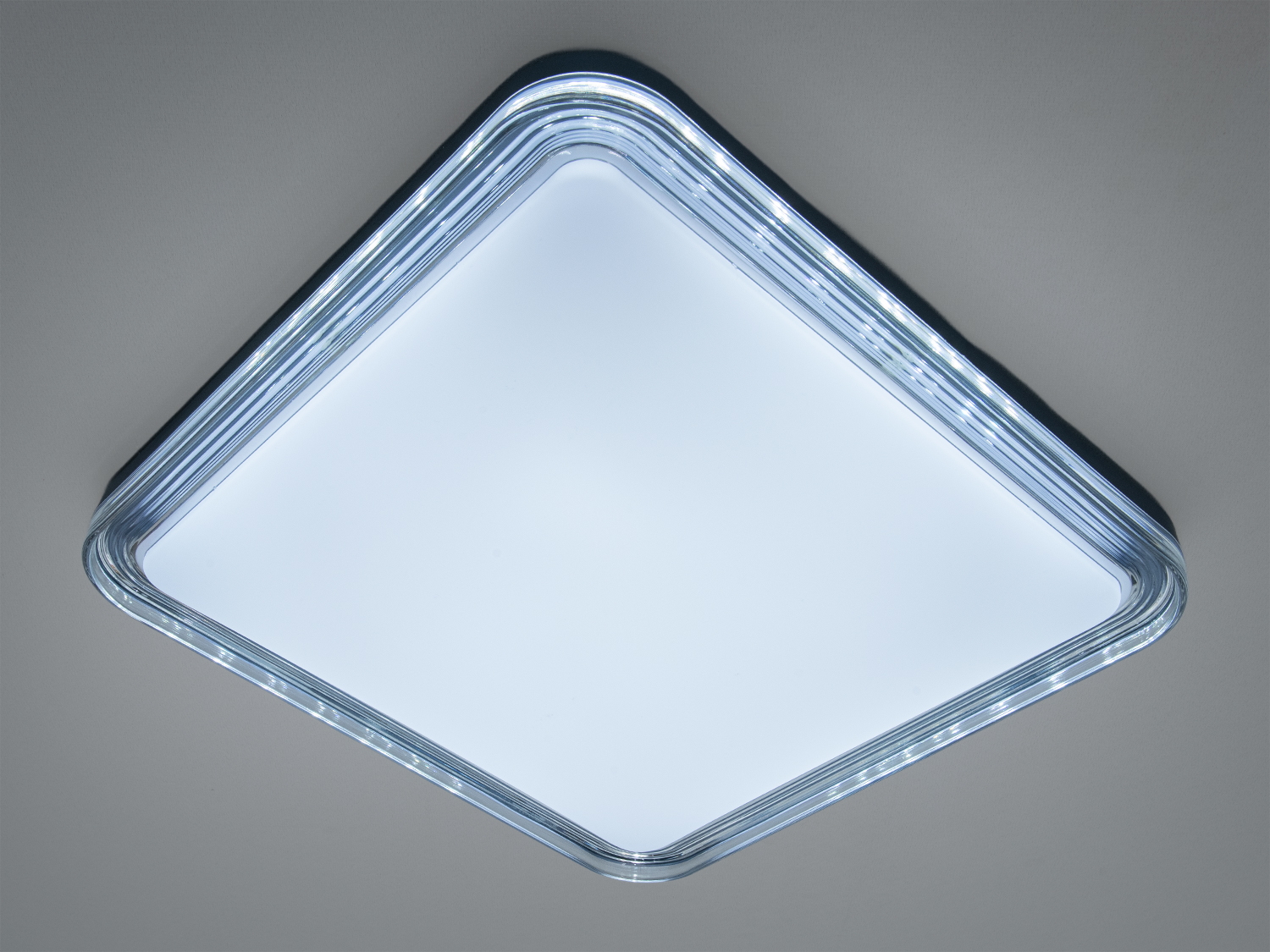 Стельова лампа з рівномірним розподілом світла, кругла форма, ідеальна для освітлення великих приміщень.