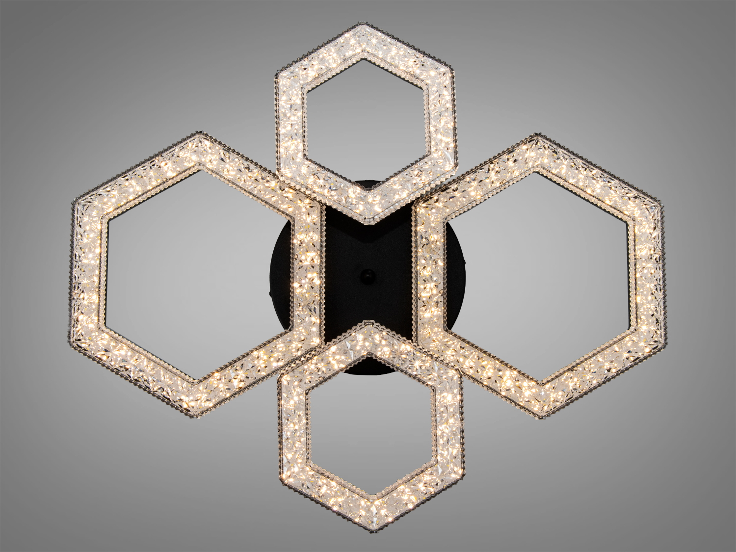 Гексагональний світильник з п′ятьма елементами, що створюють яскраве освітлення. Підходить для стельового монтажу.