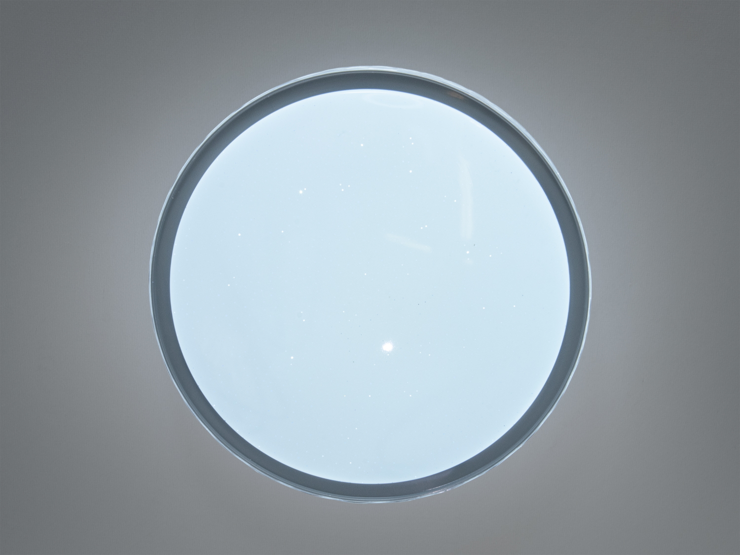 Вид знизу на круглий світильник з рівномірним розподілом світла, матова поверхня створює м′яке освітлення, підходить для будь-якого інтер′єру.