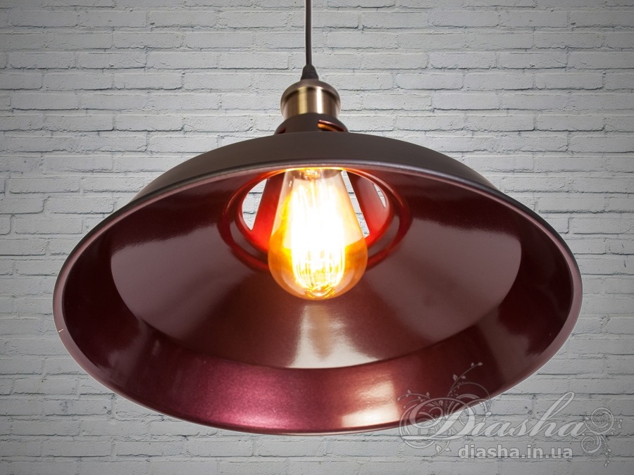 Світильник в стилі лофт відмінно підходить для освітлення столиків кафе, барних стійки, робочої поверхні в кухні-студії і тд.
Застосування світильника-підвісу в стилі &laquo;лофт&raquo; дуже різноманітно. Цей світильник відмінно підходить для підсвічування робочої поверхні. Мінімалізм цієї люстри підкреслить вашу індивідуальність і відчуття стилю.
Стиль &laquo;Лофт&raquo; зараз дуже популярний, його люблять як творчі особистості, так і вельми практичні люди, які віддають перевагу комфорт і простоту в інтер'єрі. Люстри в стилі &laquo;лофт&raquo; ідеально впишуться в сучасні будинки, квартири, кафе, арт-простори, коворкінги, квеструми. За рахунок регулювання шнура можна підібрати оптимальну висоту світильника.
Ідеально поєднується з лампою Едісона.
Лампа в комплект не входить.