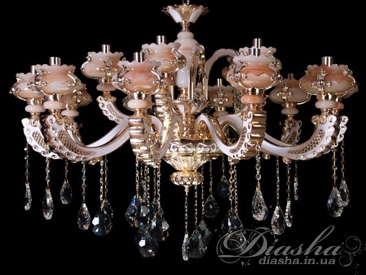 Оригінальний і ефектний дизайн ставить цю люстру в один ряд з найкращими зразками освітлювальних приладів, створених за всю історію їх існування. Бездоганна краса цієї класичної люстри розкривається в її неповторних формах, вишукано прикрашених блискучою пишнотою благородного кришталю. Така люстра стане яскравою і незабутньою частиною будь-якого інтер'єру - банкетного або концертного залу, чарівної вітальні або розкішної спальні.
 А до чого ефектно виглядає цей чудовий оксамитовий чохол на підвісний ланцюг. І тепер Ви вправі самим вирішувати, як буде виглядати люстра в Вашому інтер'єрі: класично - з граціозним ланцюгом, або благородно - з ланцюгом в оксамитовому чохлі. 
Ви також зможете підібрати в нашому магазині аналогічне бра до цієї люстрі на 1 або 2 лампи. І тоді освітлення всього приміщення буде виконано в одному стилі.
 Класичні люстри і бра цієї моделі зі звичайними лампами розжарювання, &laquo;економками&raquo; або надекономними світлодіодними на патрон Е14 внесуть романтичні нотки в будь-який інтер'єр.