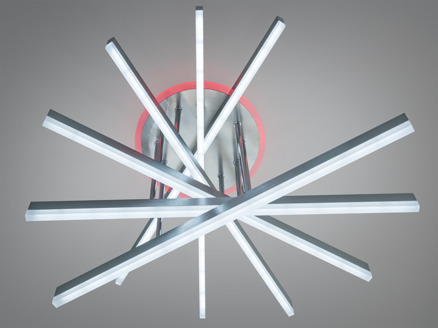 Світильник з червоним підсвічуванням, має металеву основу та геометричний дизайн, оптимальний для просторих кімнат.