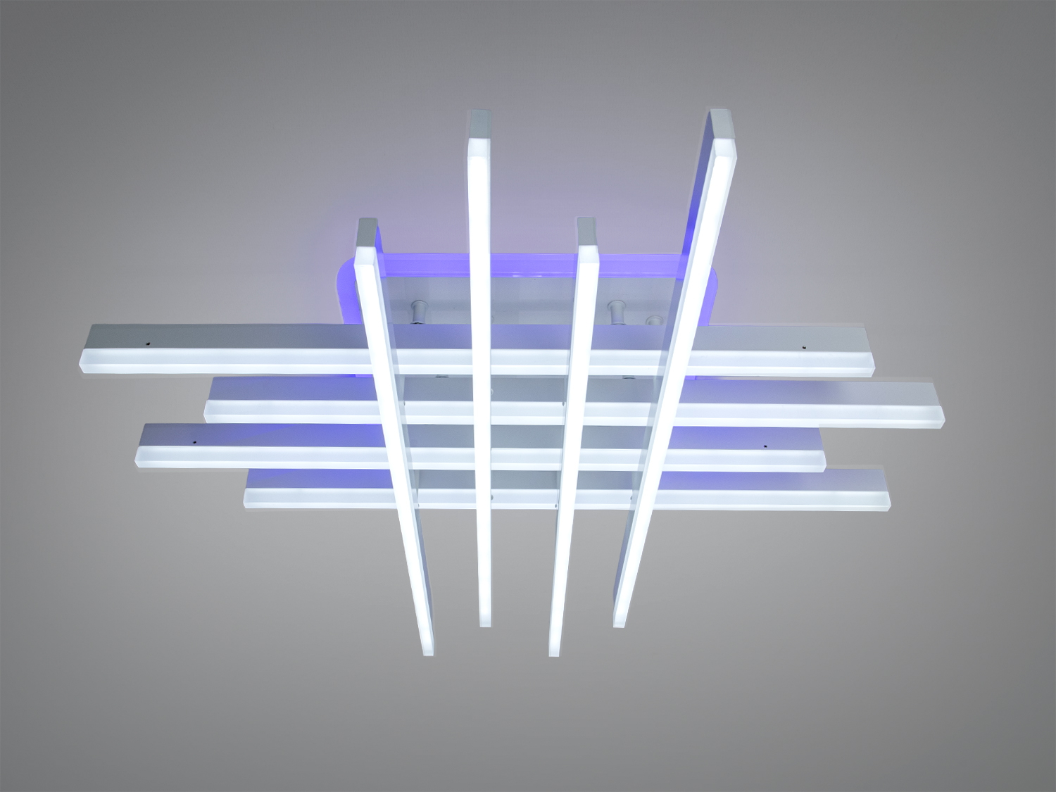 Стельовий світильник з вертикальними і горизонтальними акриловими планками, холодне світло, синій акцент, кріплення до стелі.