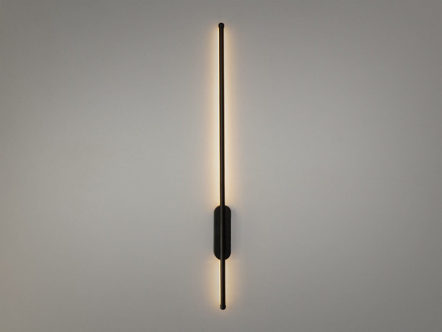 Лінійний настінний світильник з теплим світлом, що підходить для затишних просторів. Встановлення вертикальне.