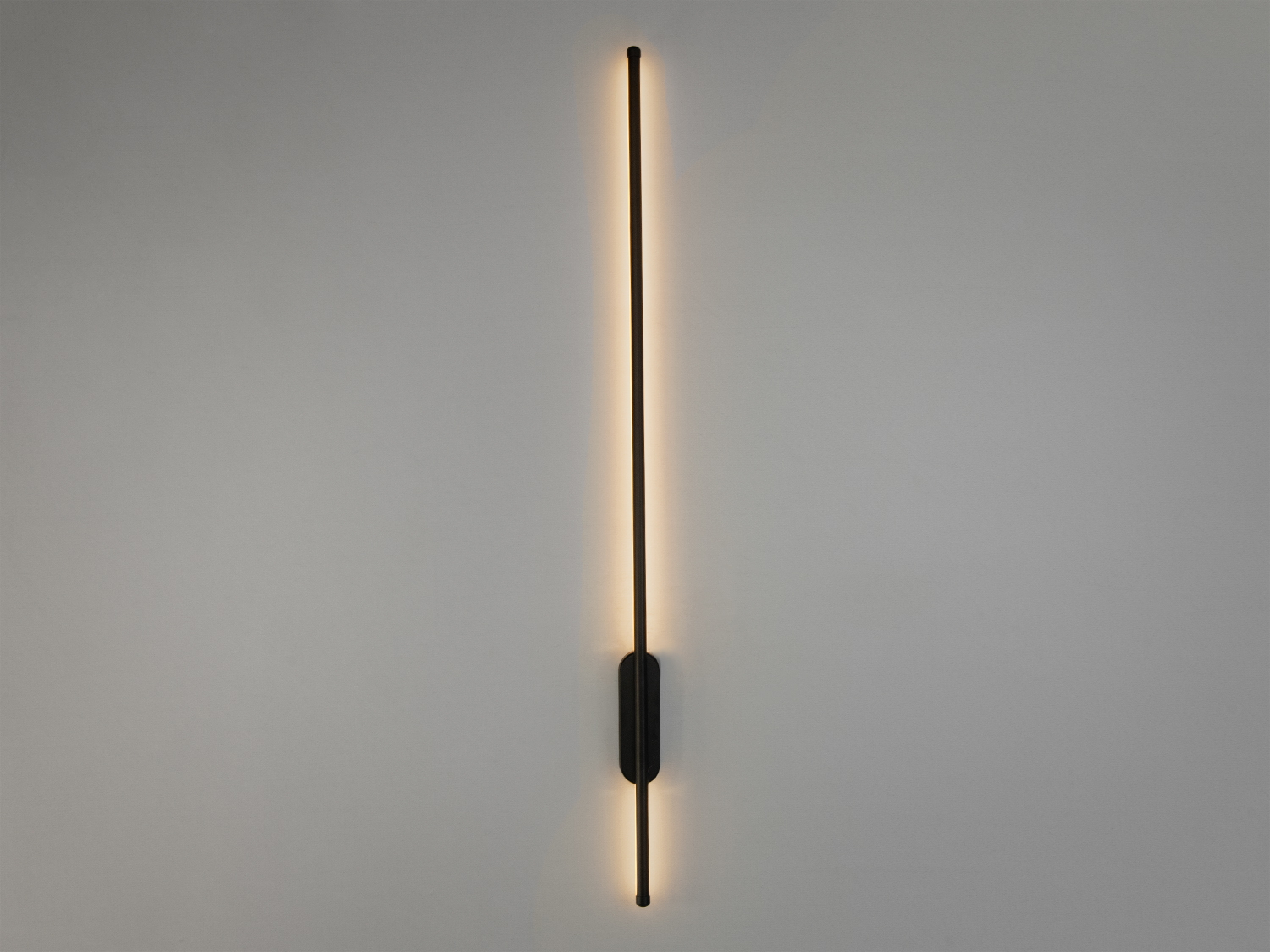Настінний світильник Line в чорному кольорі ідеально підходить для мінімалістичних інтер′єрів, забезпечуючи рівномірне освітлення та стиль.