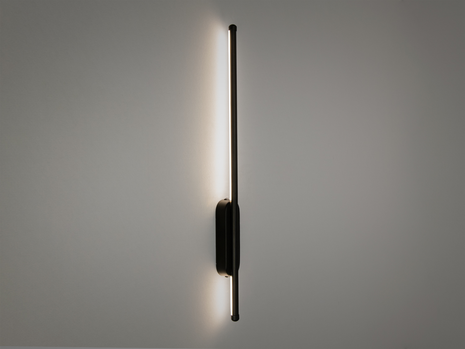 Настінний світильник Line чорний, ідеально підходить для сучасних інтер′єрів, поєднуючи стильний дизайн з функціональністю.