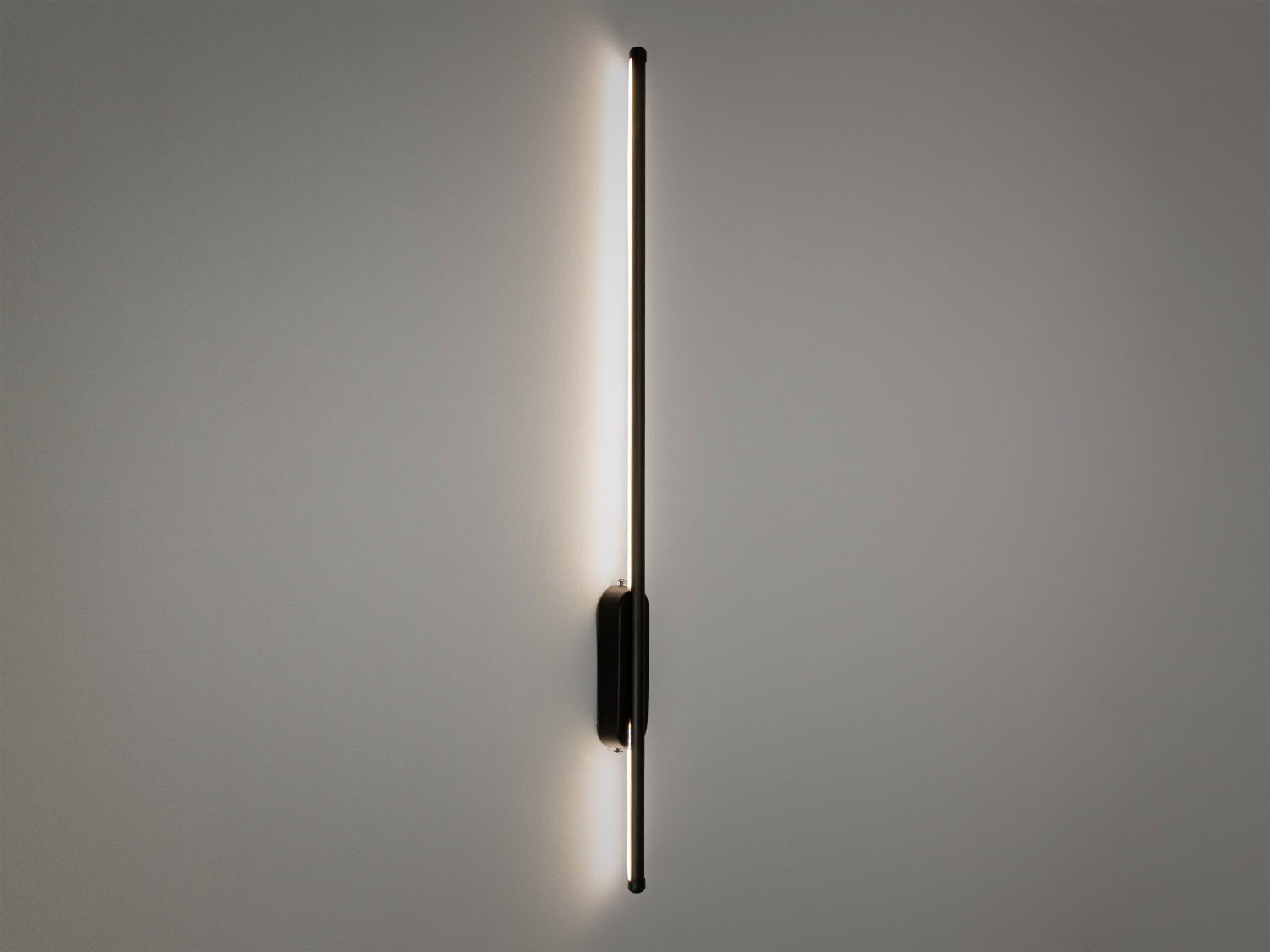 Настінне бра Line в чорному кольорі з сучасним дизайном і LED освітленням, ідеальне для вітальні, спальні і коридору.