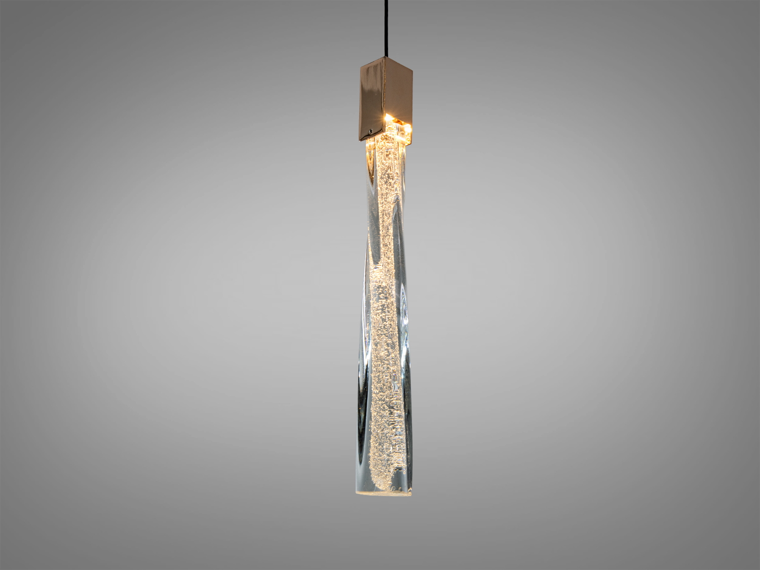 Підвісний світильник з лед підсвіткою, що підкреслює текстуру кришталю, підходить для акцентного освітлення.