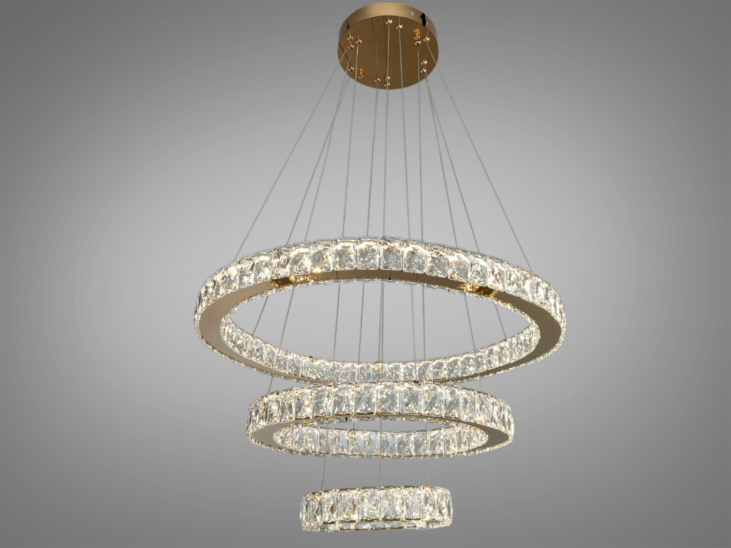 Кільця лед люстри на тросах прикрашені кришталевими вставками, які створюють ефектний блиск і переливи світла.