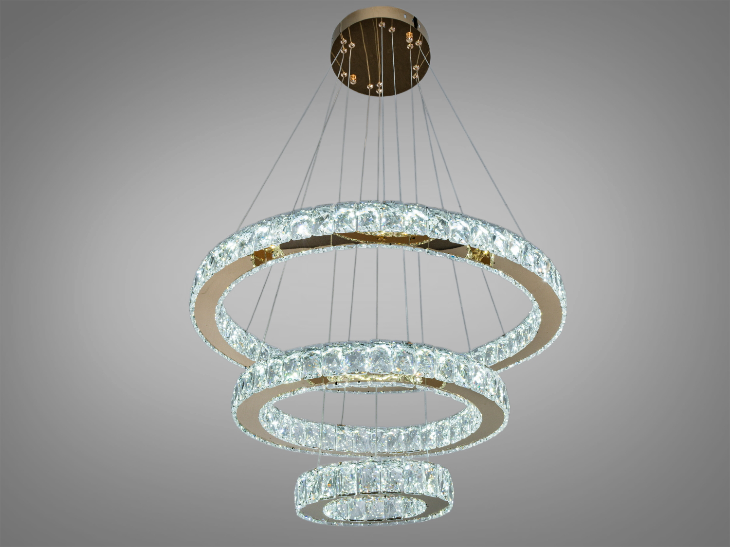 Металева основа лед люстри виконана в хромованому кольорі, надаючи їй ще більшої елегантності та стилю.