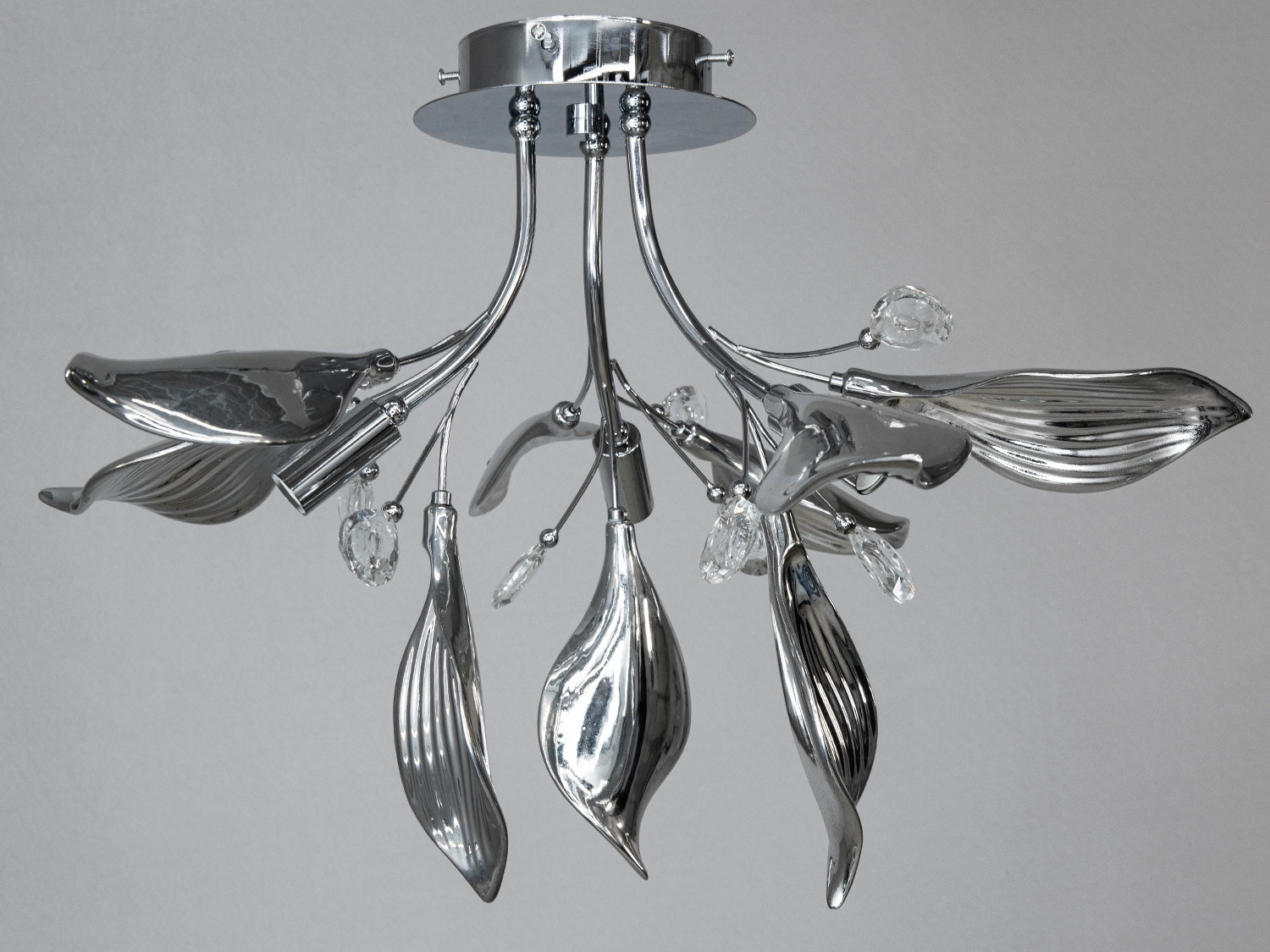 Хромована люстра з листоподібними елементами, підвісними кристалами, підходить для сучасного інтер′єру.