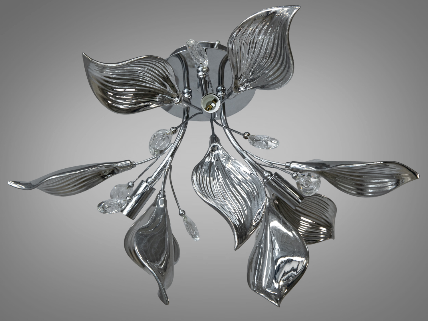 Люстра з хромованими листоподібними деталями, центральний монтаж, прикрашена прозорими кристалами.