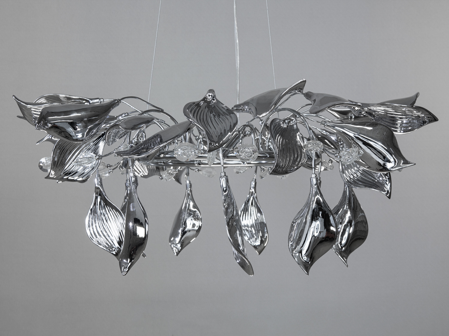 Підвісна люстра з металевими елементами у формі листя, що створює ефект природного світла в сучасному інтер′єрі.