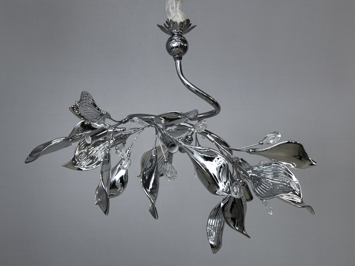 Підвісна люстра хром Ø80 з керамічними листками та 6 лампами E14. Регульована висота, прозорі підвіски. Підходить для вітальні та їдальні. Лампочки окремо.