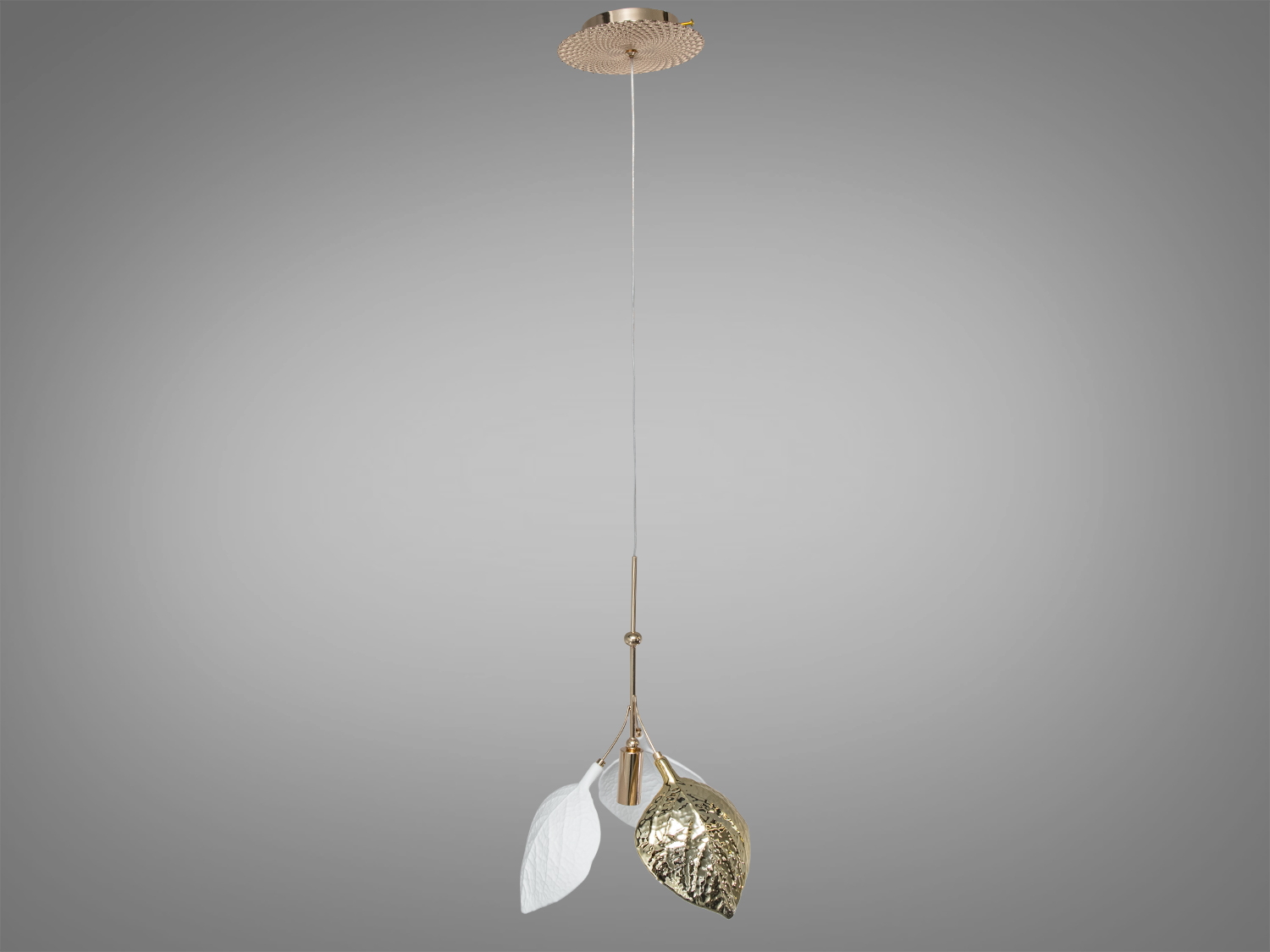 Довгий підвісний світильник з білими та золотистими листками. Встановлюється на стелю, ідеальний для високих приміщень.