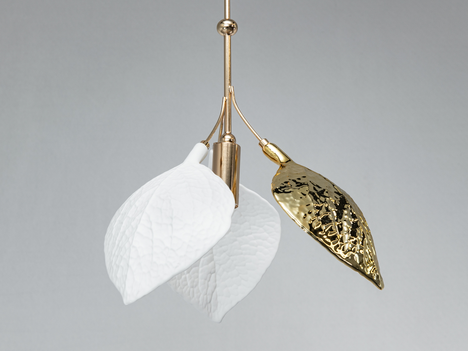 Декоративний світильник з трьома листками, два білі та один золотистий. Використовується для створення акцентного освітлення.