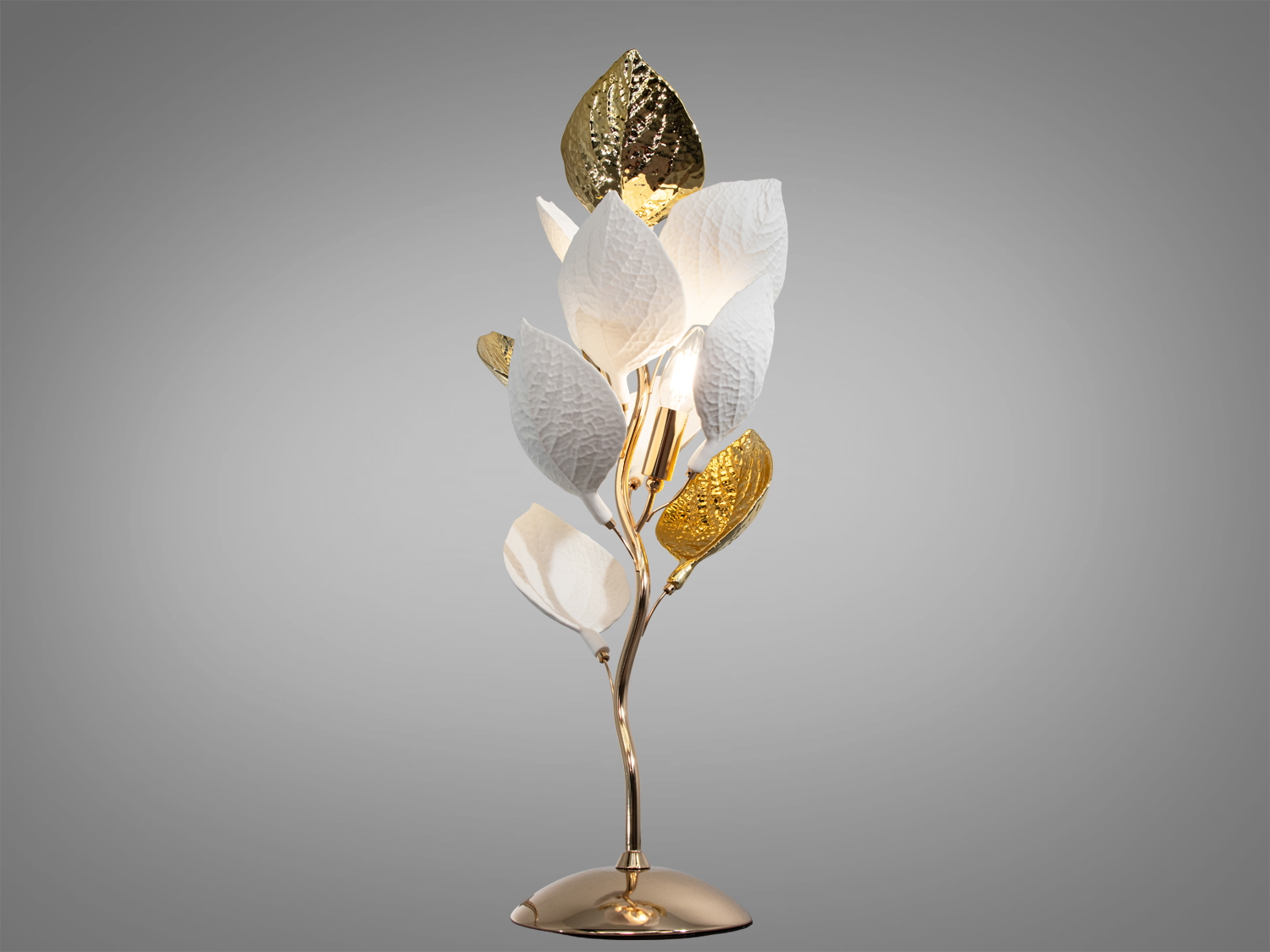 Лампа з увімкненими лампочками, що підкреслюють текстуру листків. Ідеальна для вітальні або спальні, додає затишку.