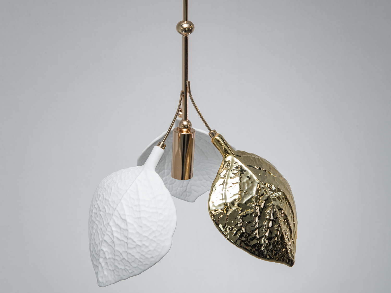 Одинарна підвісна люстра з керамічними елементами й золотистими деталями, 1xE14. Листяний дизайн для акцентного освітлення у сучасних інтер’єрах.