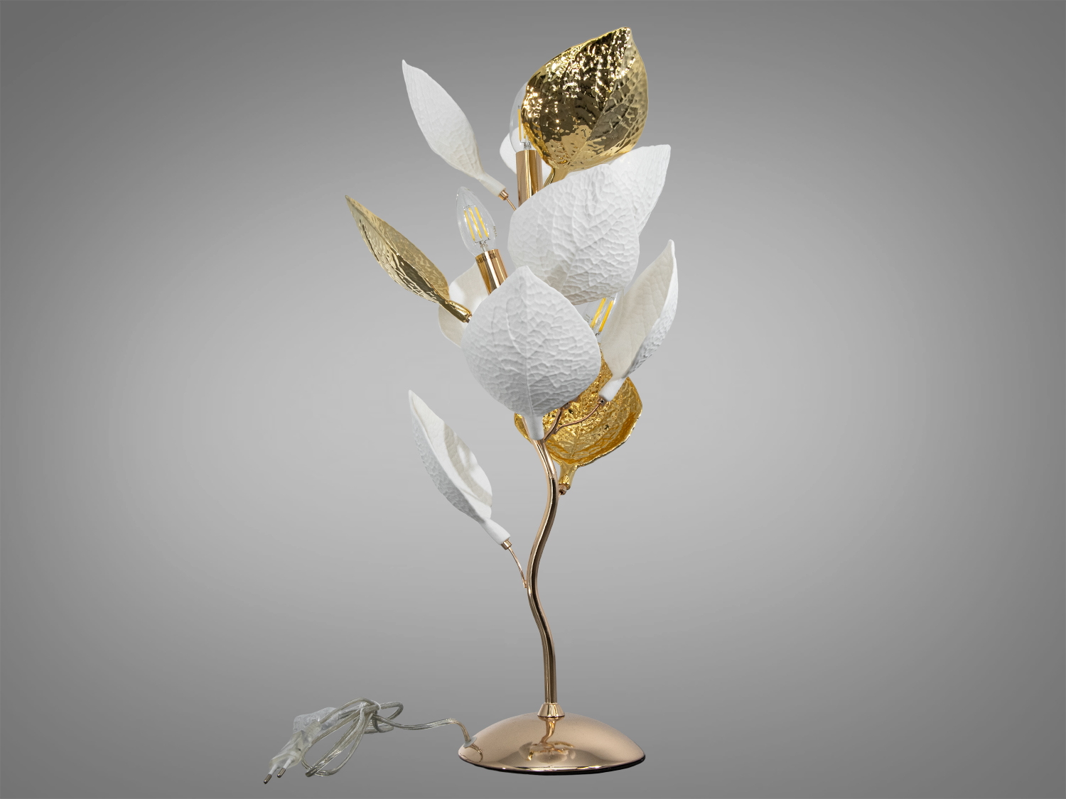 Настільна лампа у золоті з керамічними елементами і 3xE14. М’яке розсіяне світло та листяний дизайн для спальні, вітальні чи кабінету.