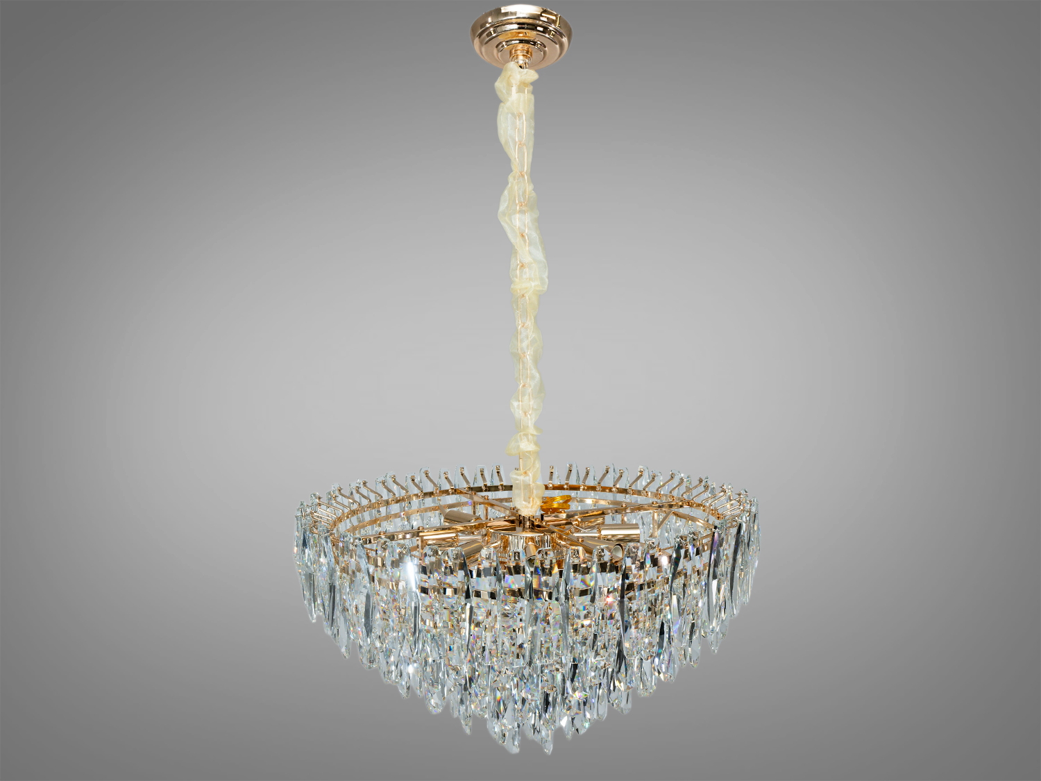 Підвісна люстра з кришталевими підвісками, закріплена на витонченій металевій основі. Ідеально підходить для вітальні.