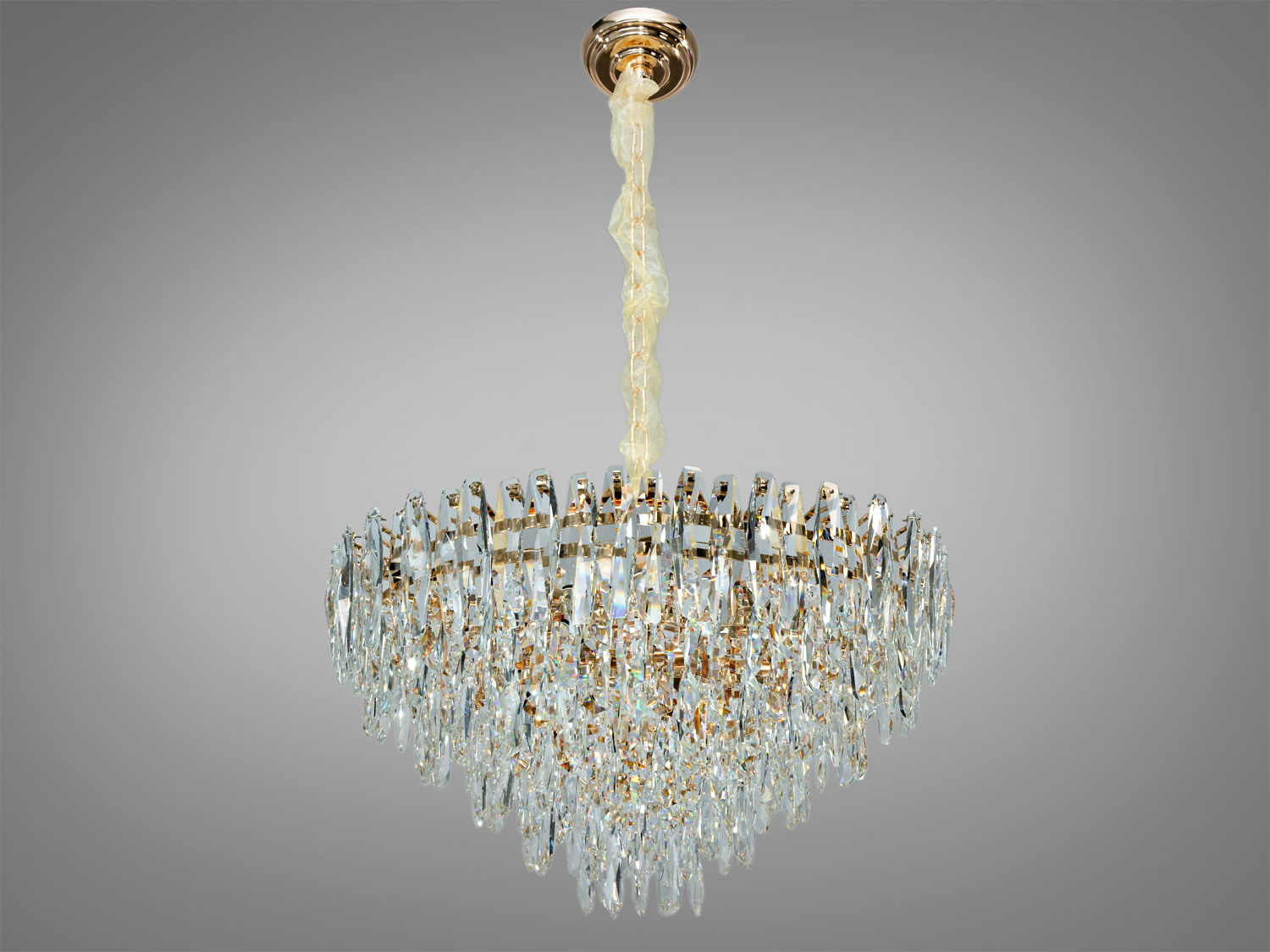 Люстра з каскадом кришталевих підвісок, кріплення з металу з золотистим відтінком. Підходить для класичного інтер′єру.