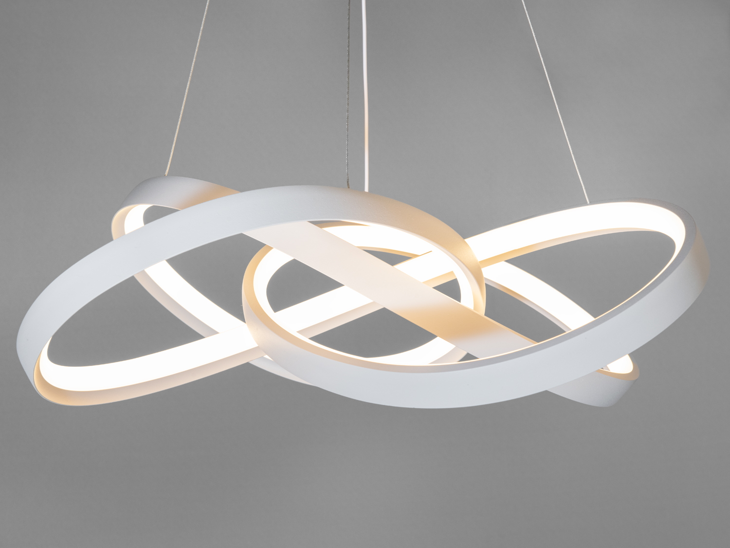 Стельовий світильник з білими LED кільцями, що утворюють динамічну композицію. Підходить для сучасних віталень.