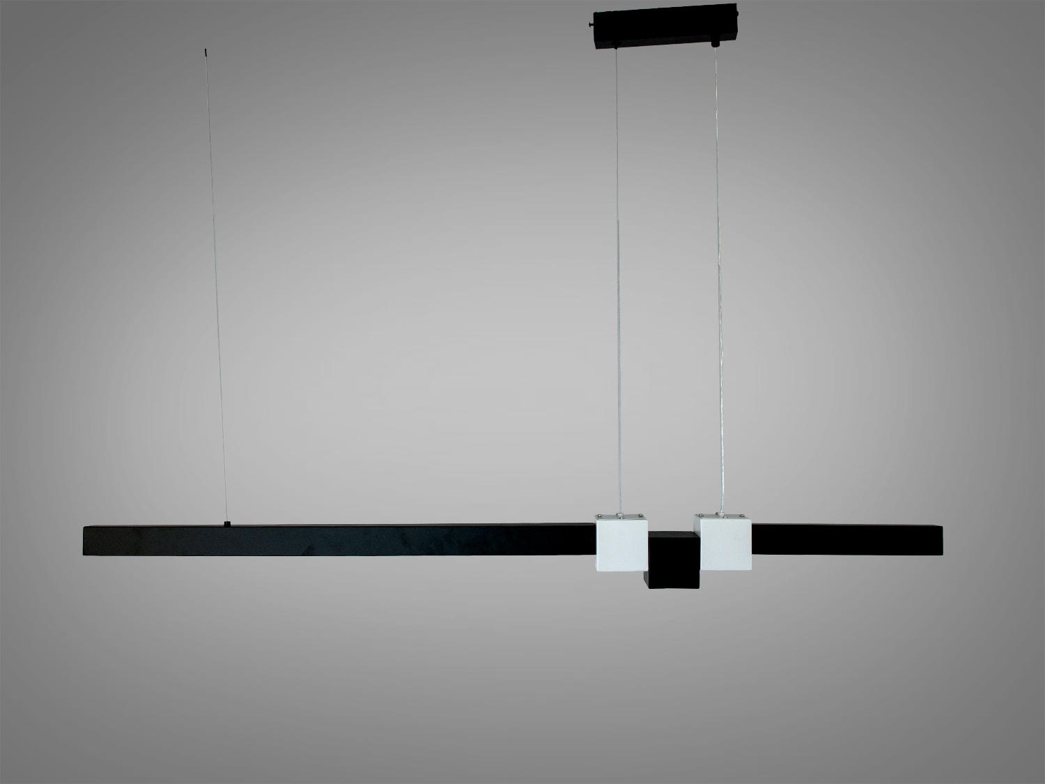 Підвісний світильник з мінімалістичним дизайном, чорний корпус, білий акцент. Підходить для житлових приміщень, забезпечує м′яке світло.