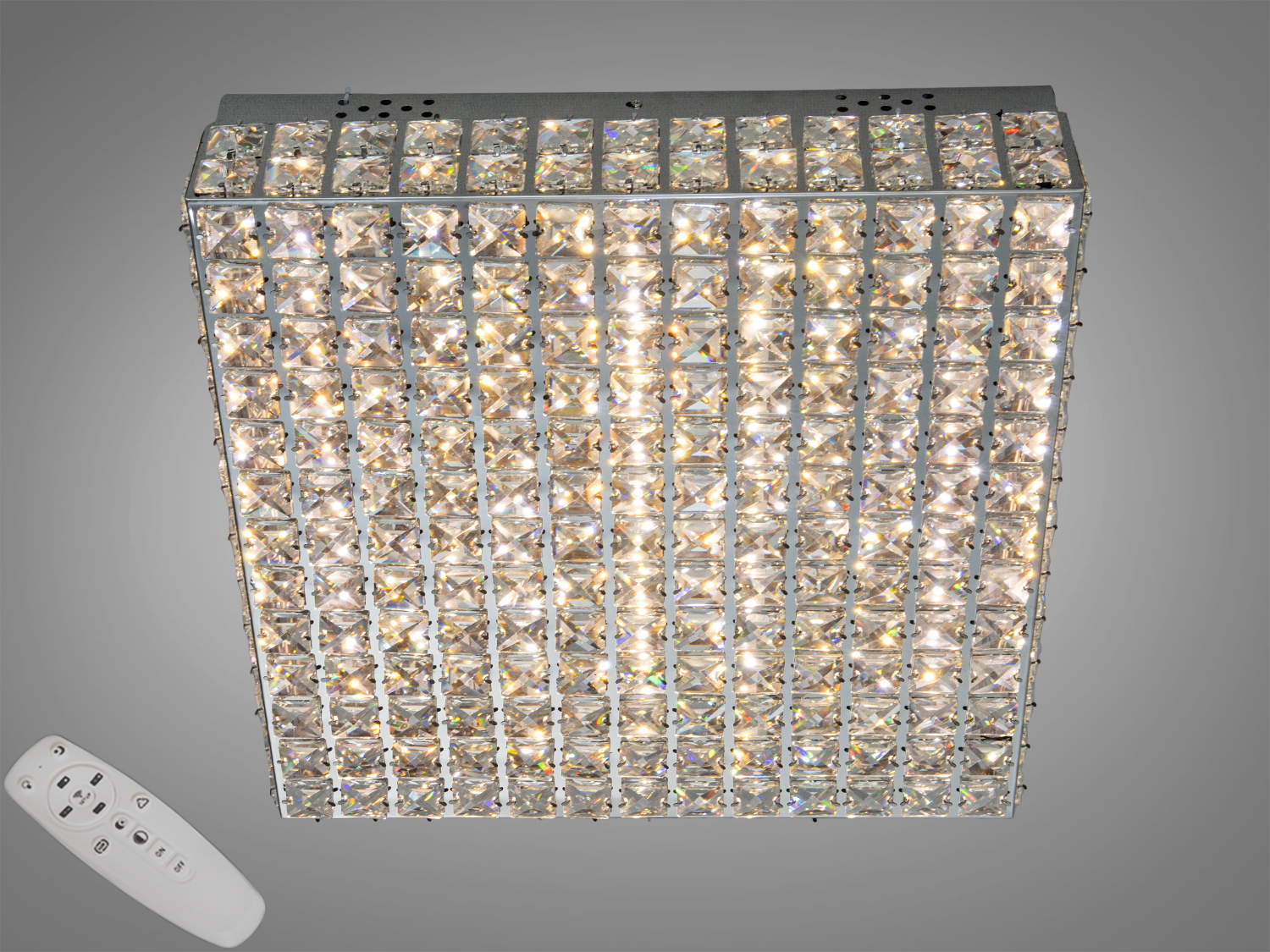 Світильник квадратної форми з кристалами, оснащений пультом дистанційного керування, підходить для стельового монтажу.