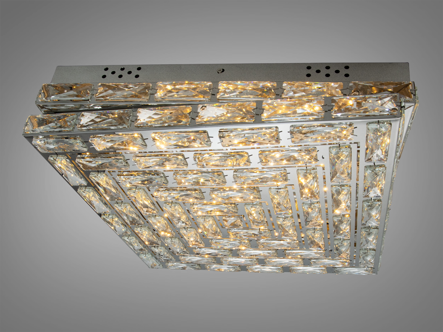 Квадратний світильник з кристалами, що випромінює тепле світло, підходить для монтажу на стелю у вітальні.