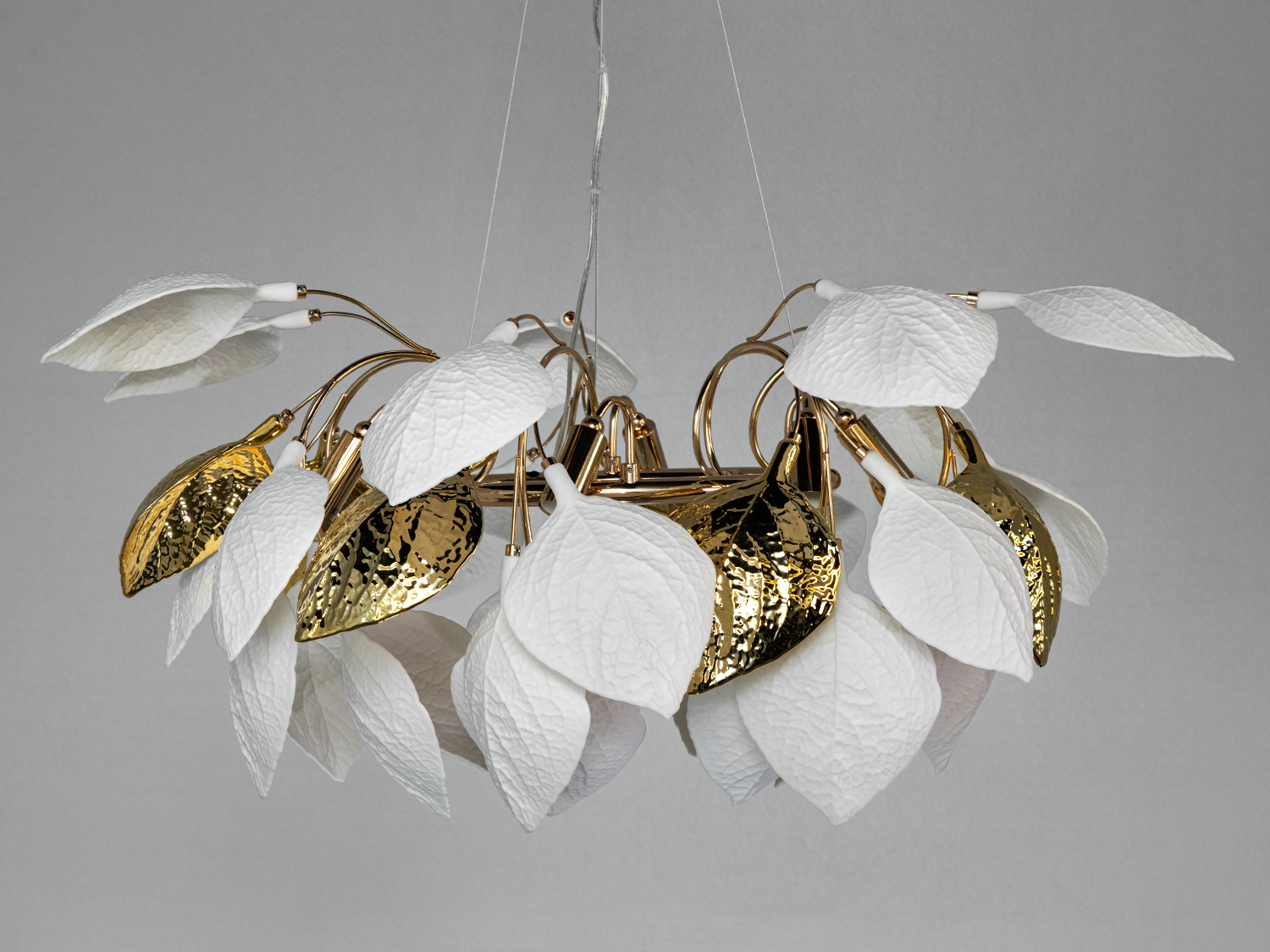 Сучасний світильник з білими та золотими листками, підвісний монтаж. Ідеально підходить для вітальні, створює атмосферу затишку.