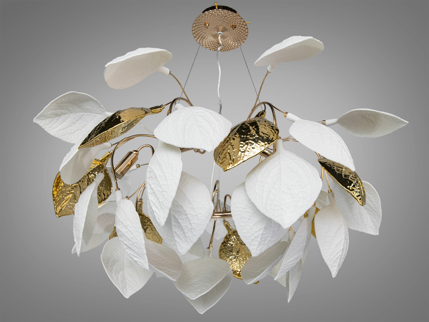 Декоративний світильник з металевими листками золотого кольору, доповнений білими елементами. Підходить для елегантного інтер′єру.