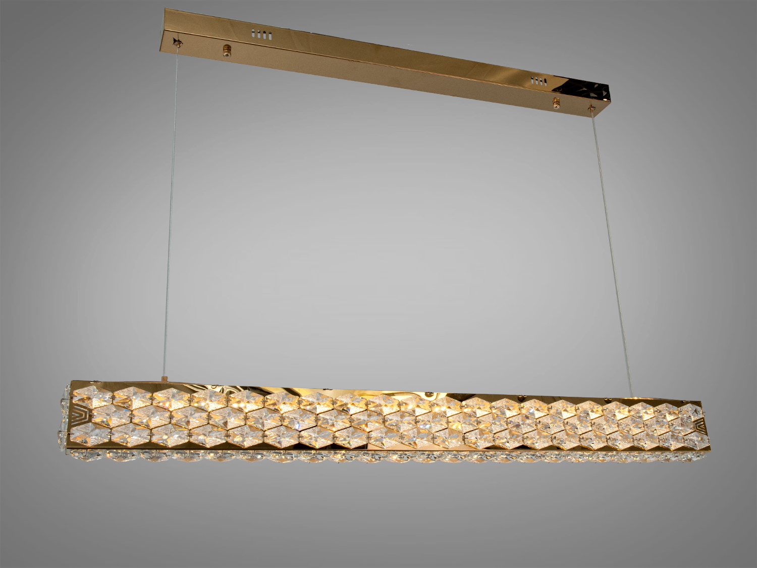 Світильник підвісний з кристалами, оснащений золотистою рамою, підходить для монтажу в просторих приміщеннях з високими стелями.
