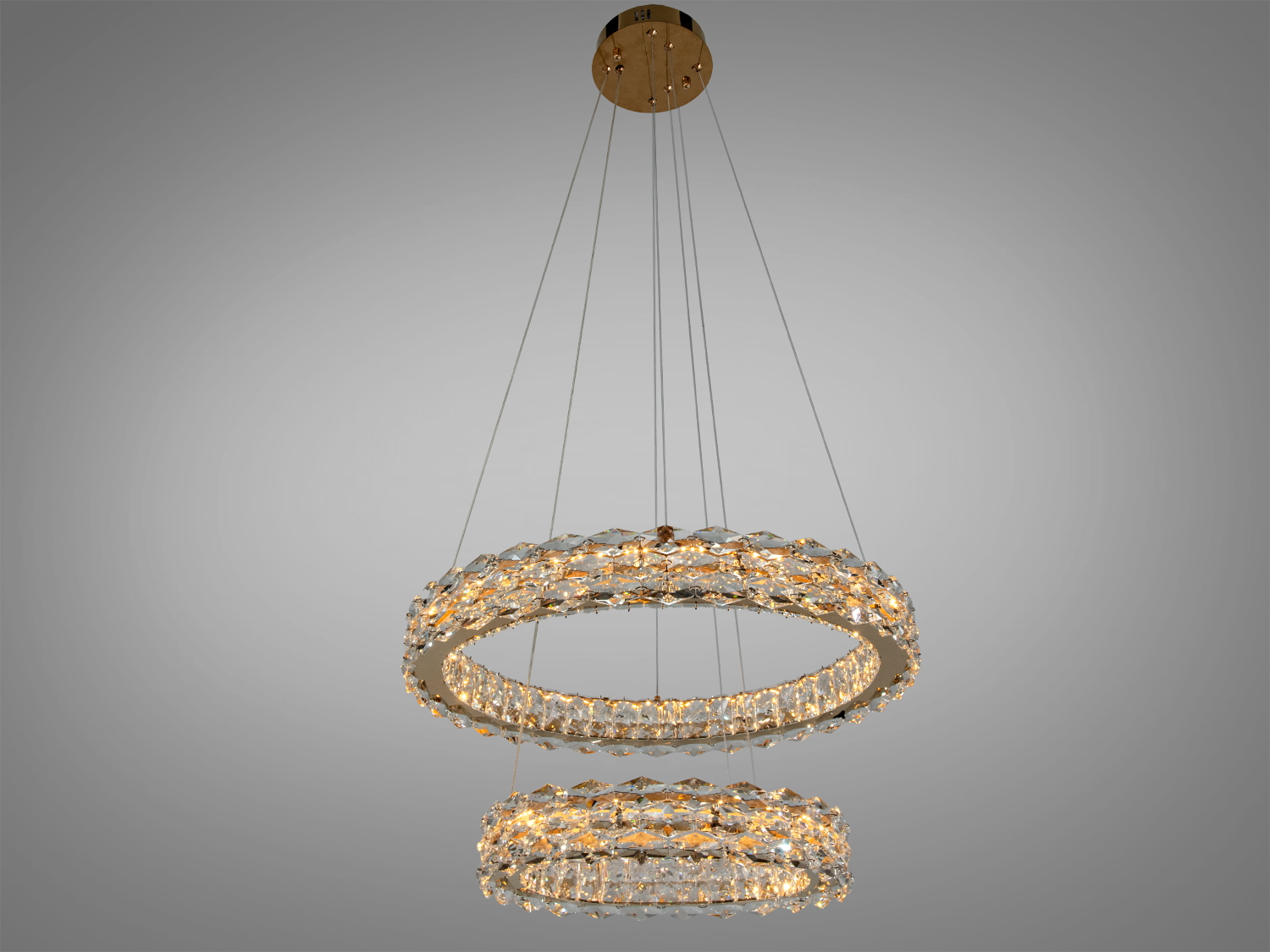 Стельова люстра з двома кристалічними кільцями, підвішена на тонких дротах, підходить для сучасного інтер′єру.
