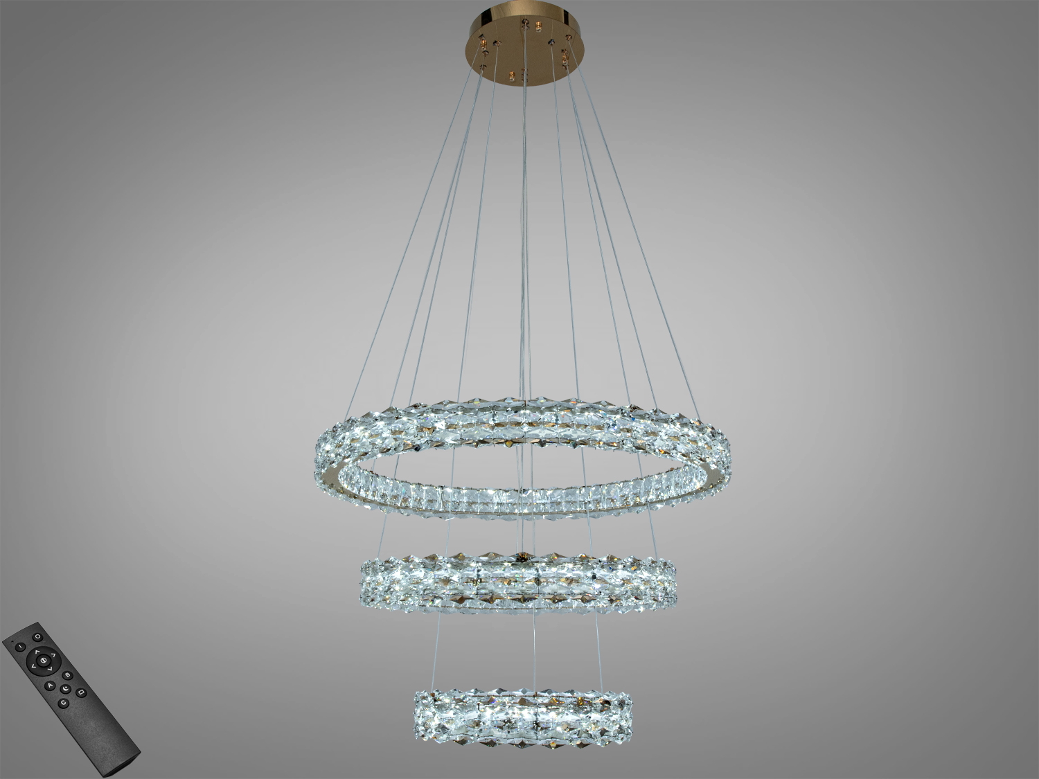 Підвісна люстра з трьома круглими кришталевими кільцями, оснащена дистанційним керуванням для зручного регулювання освітлення.