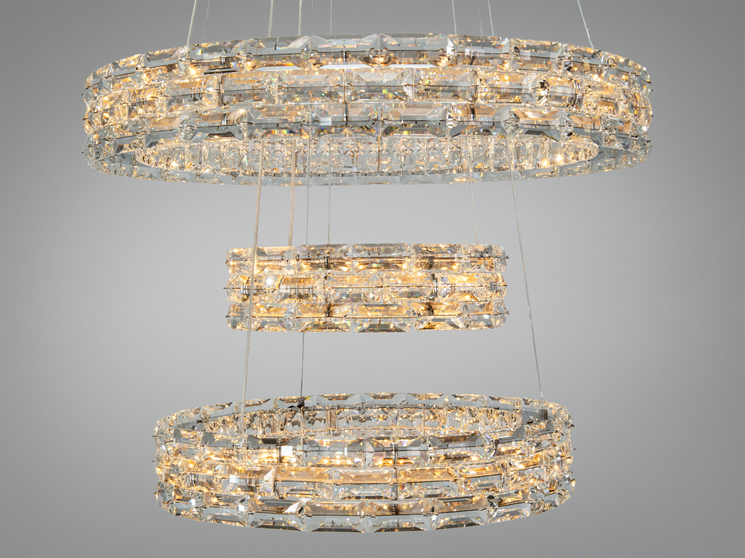 Три кільця кришталевої люстри, підвісна конструкція, ідеальна для вітальні.
