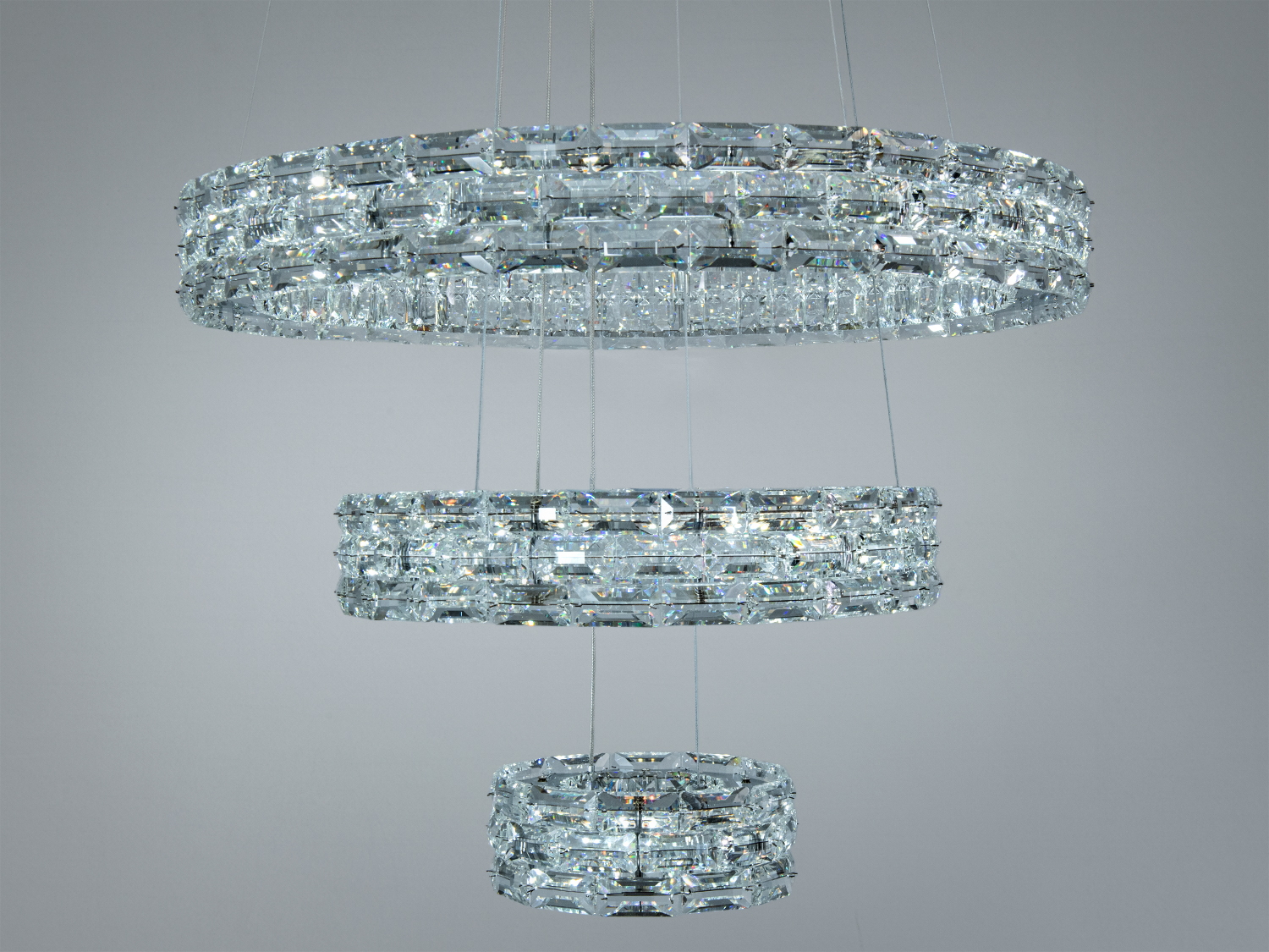 Три кільця підвісної люстри з прозорими скляними вставками. Ідеально підходить для сучасного інтер′єру з високими стелями.