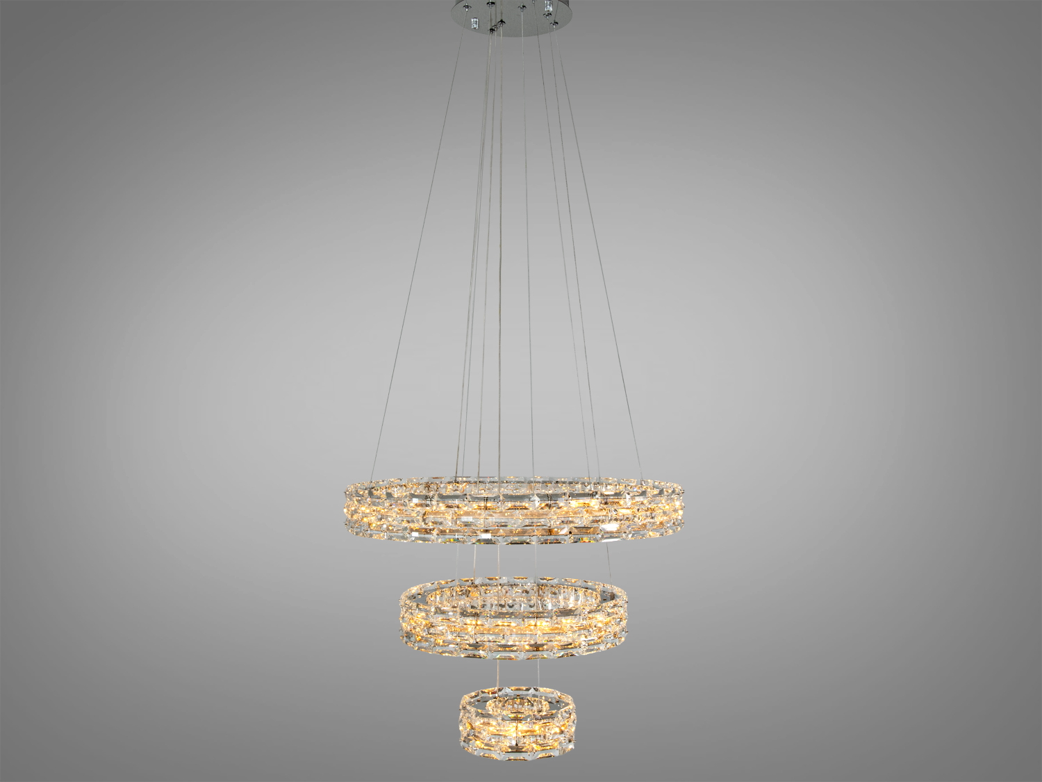 Підвісна люстра з трьома ярусами, підходить для монтажу на стелі. Скляні деталі додають елегантності та розсіюють світло.
