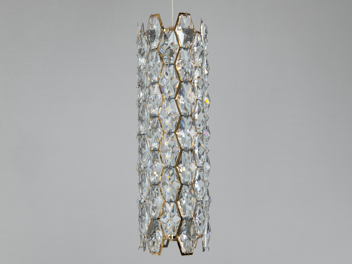 Підвісний світильник з металевим каркасом, кришталеві елементи підкреслюють елегантність, ідеальний для класичного інтер′єру.