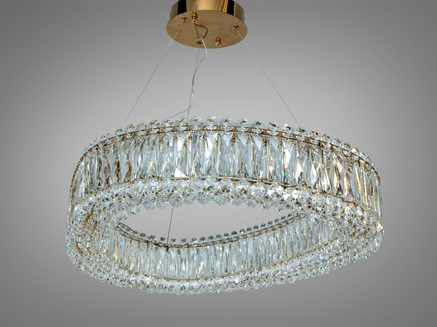 Люстра з кришталевими підвісками, кругла форма, закріплена на стелі, підходить для класичних інтер′єрів.