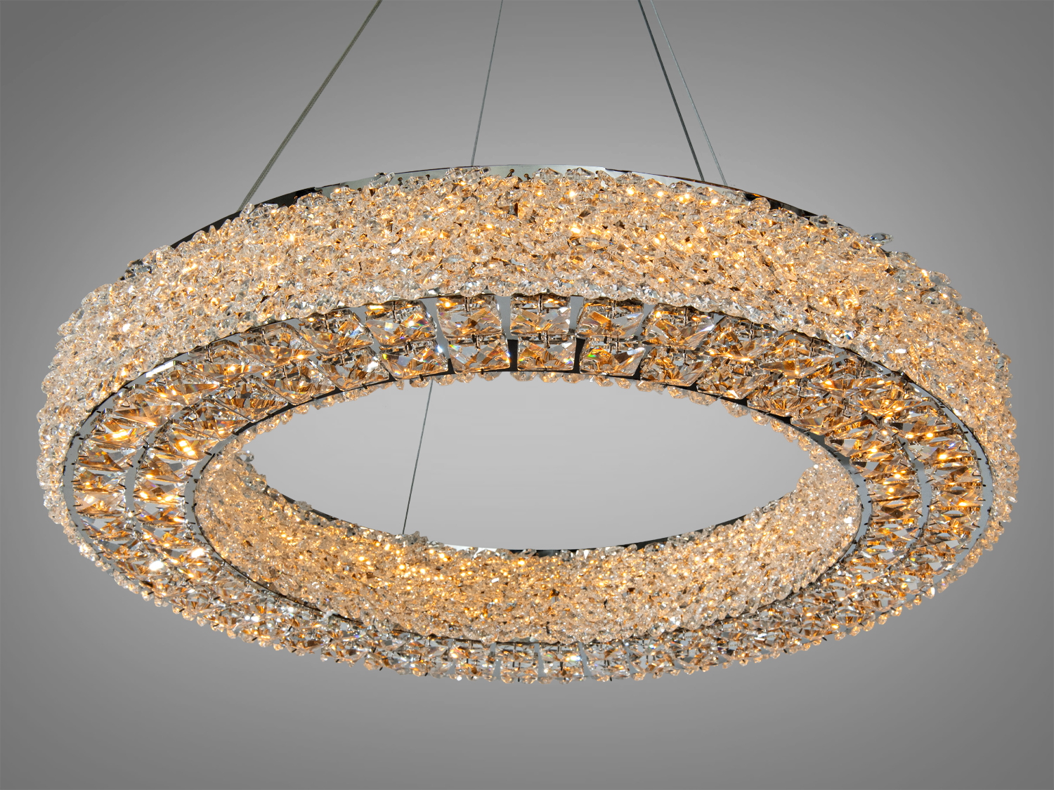 Підвісна люстра з кришталю, круглої форми, підходить для сучасного інтер′єру, забезпечує м′яке освітлення.