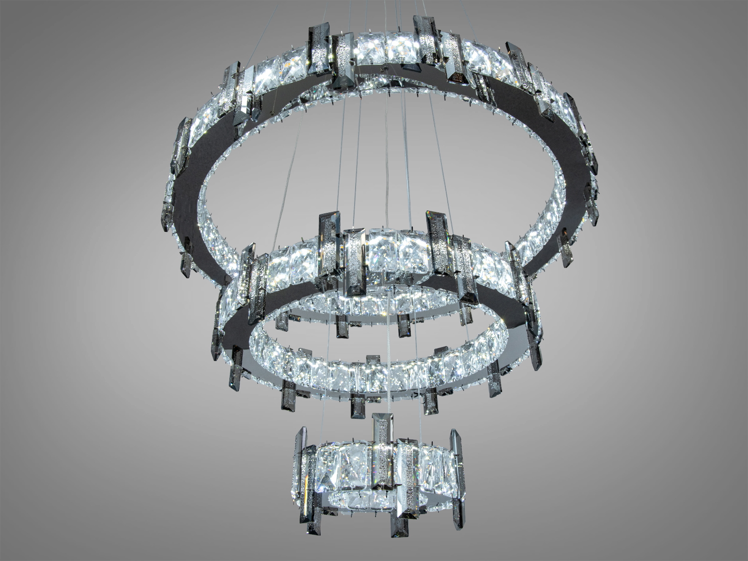 Люстра з трьома кільцями, прикрашена прозорими кристалами, підходить для сучасних інтер′єрів.